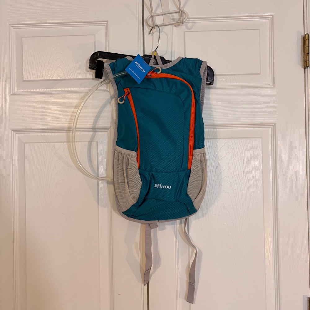 Kuyou Camelback Style Hydration Backpack Water Bladder Pack NWT
